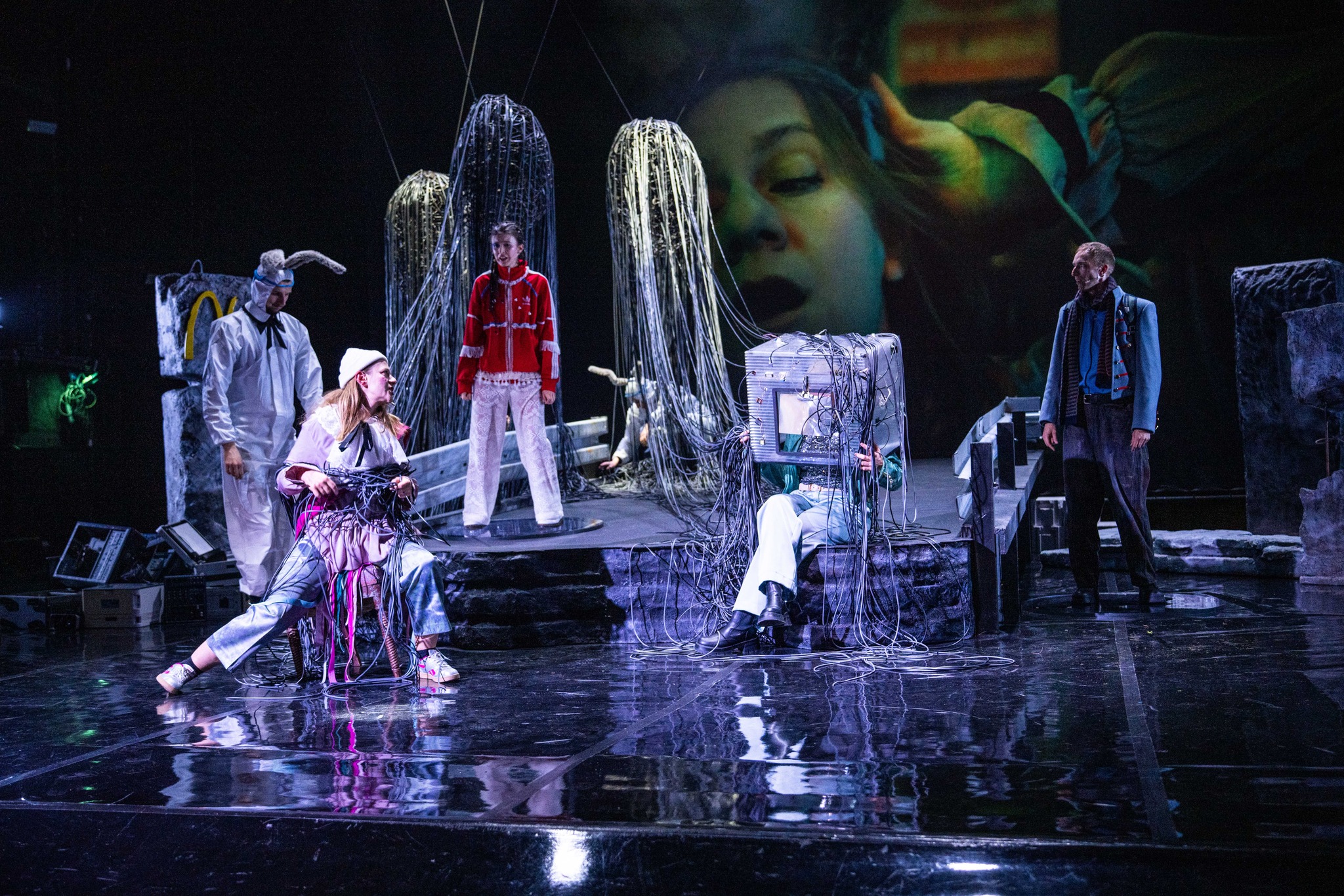 Zdjęcie z premiery, scena w króliczej norze