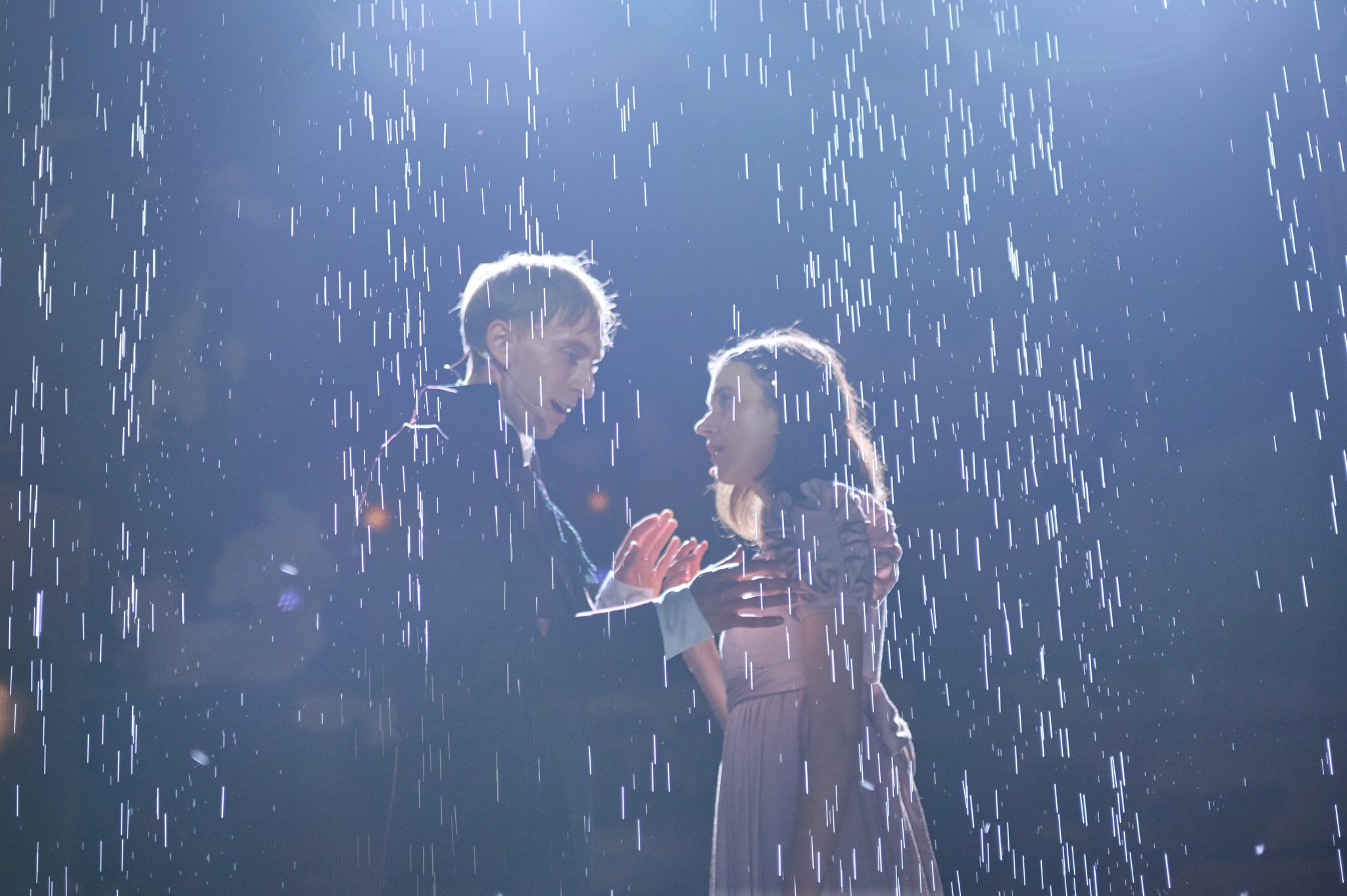 Zdjęcie z próby. Deszcz w teatrze.